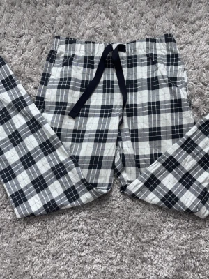 Pyjamas byxor  - Fina och sköna pyjamasbyxor i storlek xs från Kappahl. Jätte skön och avslappnande