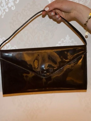 Vinröd lack (03) - En snygg vinröd lackerad väska som passar till alla outfits 🥀