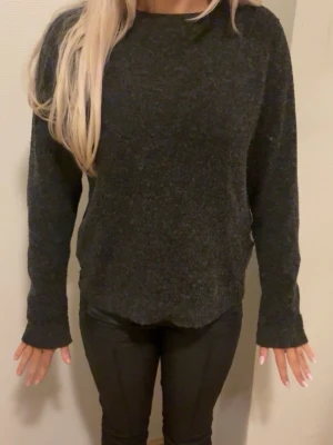 Mörkgrå stickad tröja - mysig mörkgrå stickad tröja med enkel design och rund hals. Andvänd 2/3 gånger från Vero moda. Storlek M 