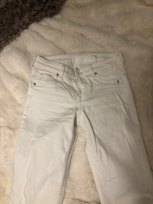Vita bootcut jeans  - Säljer ett par vita bootcut jeans i väldigt fint skick. Storlek 34 💕