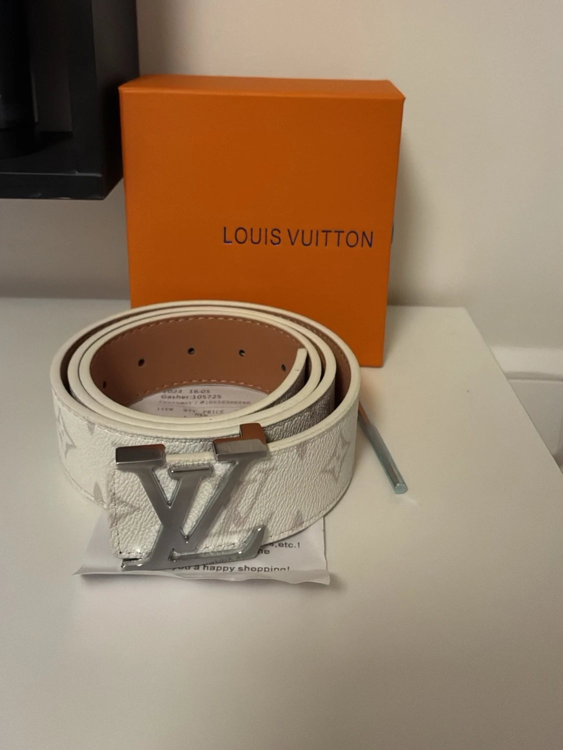 Vit bälte med silver spänne