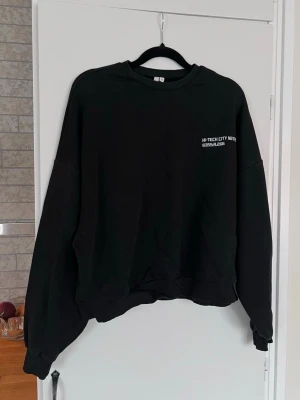 Svart oversized sweatshirt från NLY Trend, storlek XS - Svart oversized sweatshirt från NLY Trend i storlek XS med trycket 'HI-TECH CITY NETWORK' Enkel att matcha. - Köper du innan kl 16:00 kan jag posta samma dag!