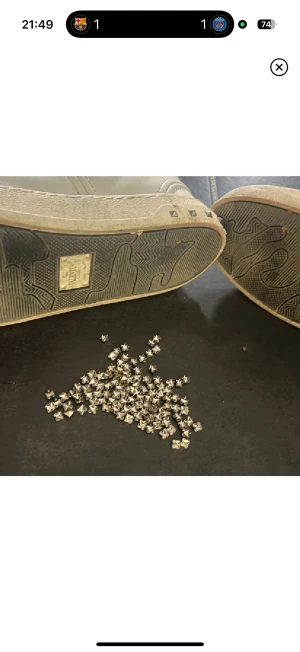 Valentino Flycrew Nitar  - Nu säljs nitar som passar perfekt till de populära skorna Valentino Flycrew, nitarna är i toppskick dessutom lätta att sätta på. Höjer skon värde extremt. 10 kr per styck. 