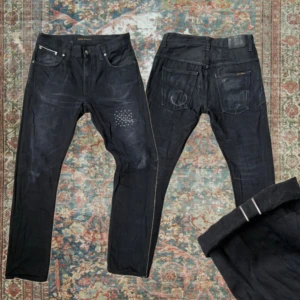 Selvedge Nudie jeans Thin Finn - Sjukt feta selvedge jeans från Nudie Jeans i modellen Thin Finn och storlek 31/32 ✌️ Jeansen har börjat få lite fades men kommer bara bli fetare efter mer användning!!! Har även en lagning på ena låret som lagats med sashiko mönster 🙌 Skriv vid minsta fråga! A: 39cm B:104cm
