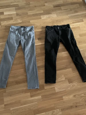 2 par jeans  - Säljer just nu ett par Levis jeans (svarta) och ett par blend jeans (gråa) för extremt lågt pris då jag inte använder de. Båda är i bra skick och passar runt 175 