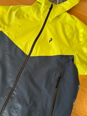 Oanvänd Peak Performance vindjacka/regnjacka stl S - Säljer en Peak Performance vindjacka/regnjacka i storlek S. Jackan ä helt oanvänd.  GoreTex. Köptes inför en resa men användes inte och nu är den för liten. Köpte jackan för 3800kr. 