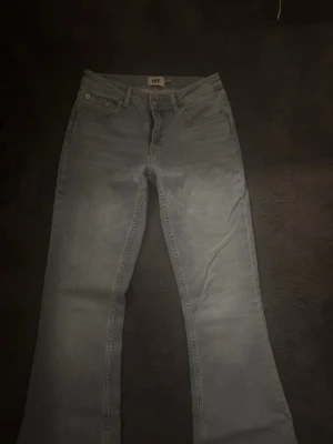 Bootcut ljusblå jeans - Säljer mina ljusblå bootcut jeans från 157 i storlek S short. Klassisk femficksmodell med dragkedja och knapp framtill.                                                 Aldrig använda då jag råkade köpa dubbletter men lappen är ej kvar då jag hann ta bort den🤍Skriv för fler bilder