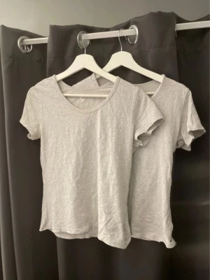 2st basic T-shirt  - Helt oanvända, tryck på köp nu så får du båda två! Skriv för frågor 💞