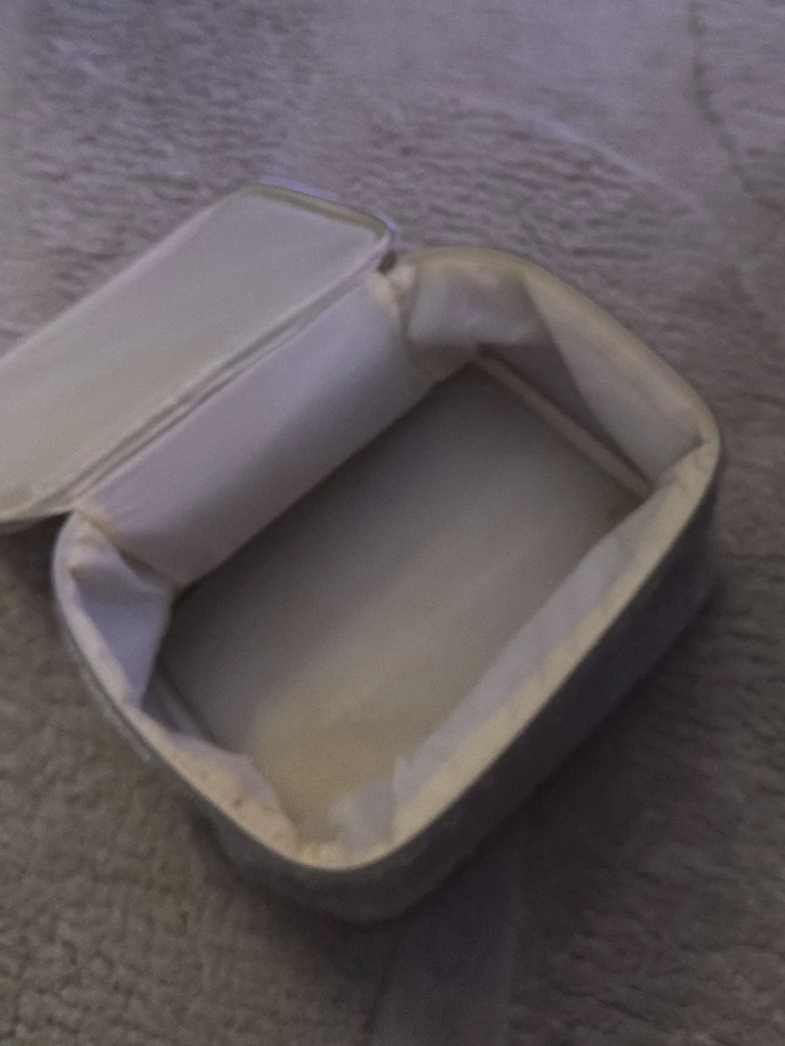 Vit necessär från CAIA - 2