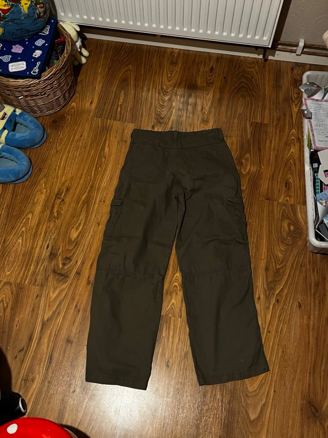 Olivgröna cargobyxor från Divided H&M - 1