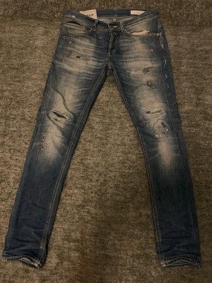 Dondup George jeans - Säljer ett av dom fetaste dondup jeansen jag själv har sett med sjukt feta slitningar i storlek 29 ny pris ca 4000 och säljer för endast 1499 men Sicka gärna prisförslag 