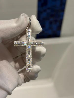 Moissanite Kors - Helt oanvänd moissanite kors, kontakta oss om frågor eller egen design.