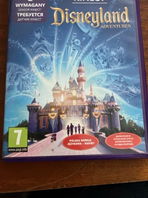 Disneyland Adventures (Kinect) - Disneyland Adventures till Kinect låter dig utforska Disneyland-parken och delta i interaktiva äventyr med Disney-karaktärer. Skivan har några synliga repor men ser ut att vara i bruksskick. Kräver Kinect-sensor för att spela.