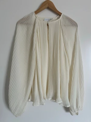 Krämvit blus från VILA - Krämvit blus från Vila. 