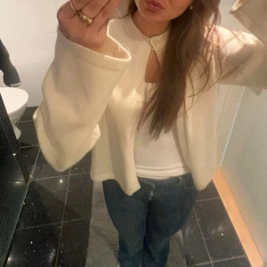 Kofta  från Gina Tricot - Säljer en krämvit kofta från Gina Tricot med rund halsringning och knapp framtill💞