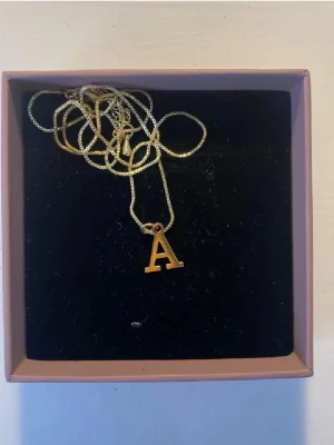 Halsband A - Snyggt halsband i guldfärg med ett A