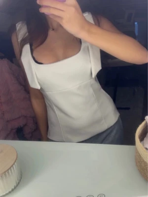 Zara topp - Jätte snygg topp från Zara  Nästan som helt ny, inga defekter Skönt material Om ni har frågor skriv gärna!!💗