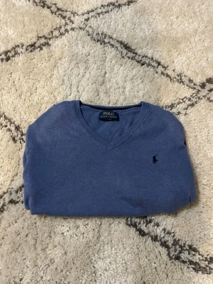 Blå  tröja Polo Ralph Lauren - Säljer min tröja eftersom den har blivit för liten och har inte hunnit använda den, så den är som ny👌