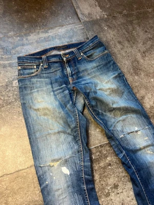 Vintage Nudie Jeans - Slim Fit - Hej! Säljer unika nudies som är slim fit och i  Storleken är 28/32 🤗 Jeansen har unika slitningar och en riktigt snygg fade. Tveka inte på att höra av er vid minsta fråga eller tanke kring jeansen! Pris kan diskuteras vid snabb affär😁
