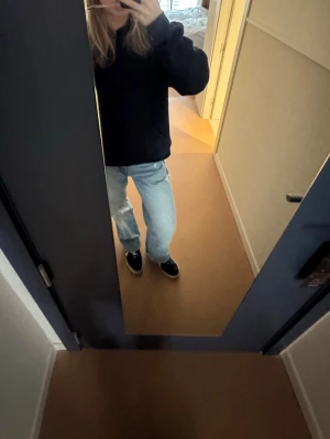 Ljusblå lågmidjade jeans - Säljer ett par ljusblå jeans med snygg passform och raka ben. Jeansen har en avslappnad vibe och är tillverkade i klassiskt denimtyg. Jeansen är från Stradivarius i storlek 36