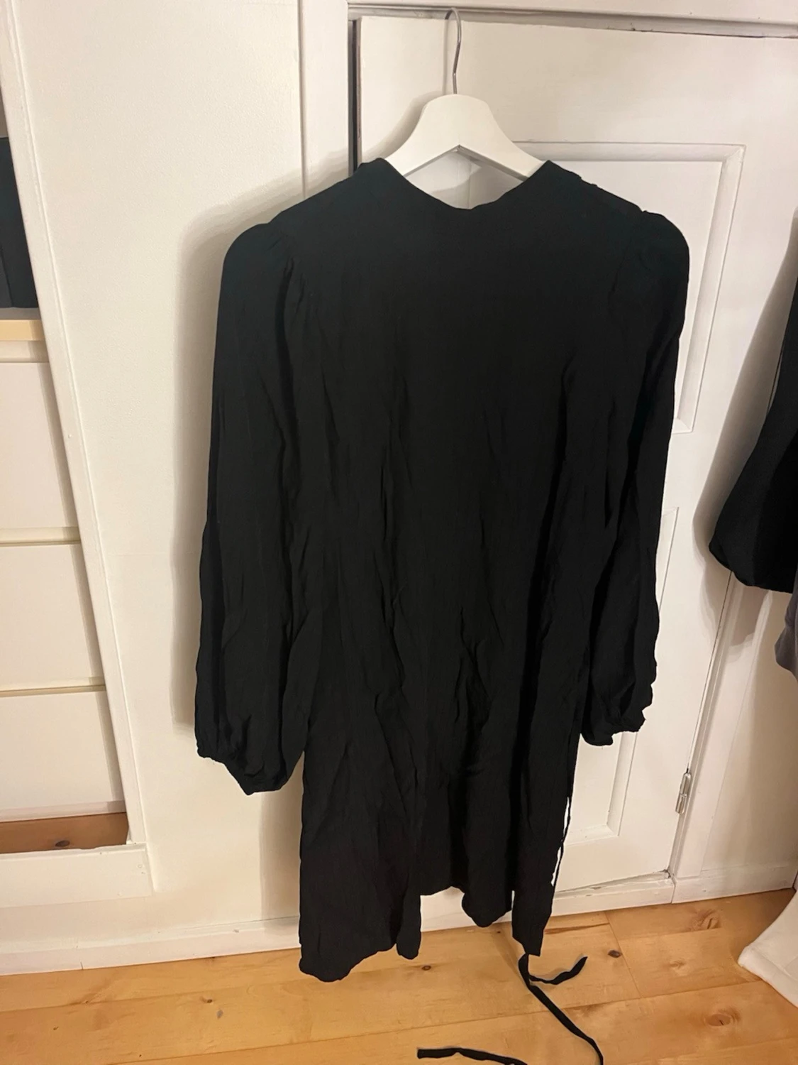 Svart långärmad klänning Sisters Point