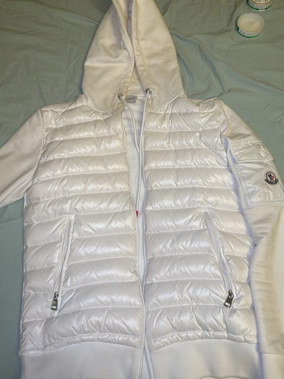 Vit pufferjacka med huva från Moncler