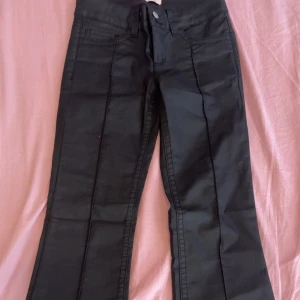 Svarta bootcut byxor med fickor - Skit snygga byxor från Nelly sitter jätte fint och org pris är 700 har aldrig använt för dom va ej min stil så säljer ej dom lika billigt, väldigt snygga iallafall och skulle säga att dom passar S,M
