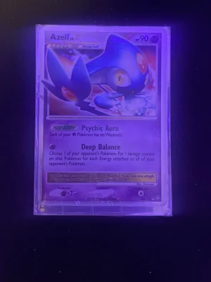 Azelf lv.X pokémonkort - Säljer ett Azelf lv.X Pokémonkort i hyfsat bra skick. Kortet är lite vikt längst ned i vänstra hörnet men annars hyfsat bra kvalité. Du får med plastfodralet.