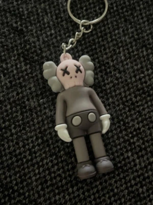 Nyckelring  - Bilderna visar en nyckelring med en figur