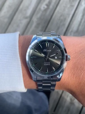 Silverfärgade svart klocka x Doventi  - Säljer en riktigt fet klocka. klocka är helt ny och oanvänd, i toppskick och levereras komplett med originalbox. Den är garanterat utan defekter, har enkel justering för optimal passform och skickas samma dag som beställning.