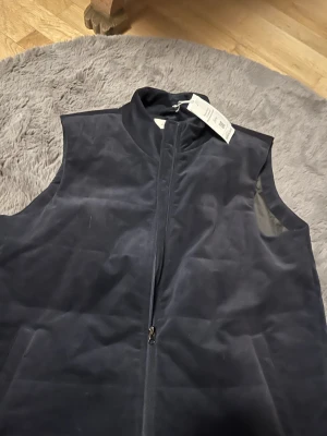Sayless väst helt ny - Slutsåld väst nypris 1199kr har bara legat hemma aldrig använd prislapp kvar