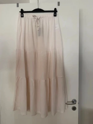 Cremefärgad kjol  - Storlek XL. Aldrig använd. 