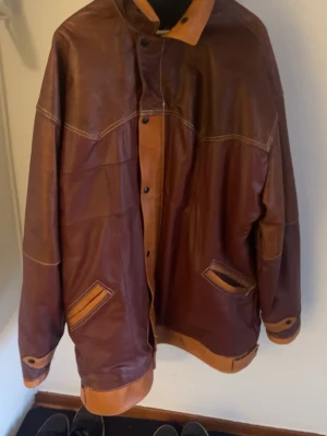 Brun skinnjacka On The Rocks XXL - Denna jackan har använts av en säljledare samt också samtidigt en polischef:) jackan e ungefär 40 år gammal. Säljer en brun skinnjacka