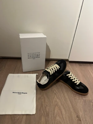 Maison margielas - Maison Margiela gats. Storlek 43. Ej använda. Box och dustbag medföljer. Skickas snabbt
