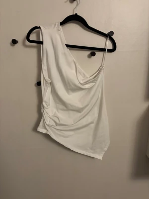 Vit oneshoulder topp från Zara - Säljer en vit oneshoulder topp från Zara i storlek L. 💕💕