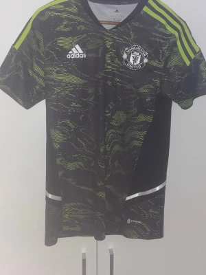 Manchester United Adidas tränings-/uppvärmningströja. - En grön Manchester united tröja från sesongen 2020/2021 