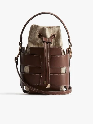 Brun bucket bag med snörning - Snygg brun bucket bag med detaljer i skinn och beige tyg. Väskan har både handtag och axelrem samt cool snörning upptill. Perfekt för dig som vill ha en unik och trendig accessoar till vardagslooken.