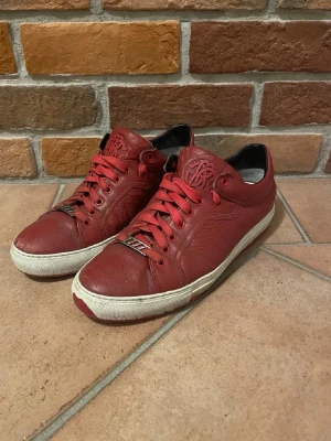 Roberto Cavalli - Röda Roberto Cavalli i bra skick 👏 | Storlek 41 📏 | Självklart äkta 💫 | Vid frågor är det bara att skriva ✍️ | Frakt inom 48h 📦