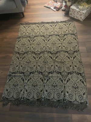 Mjuk filt från Hemtex - Mjuk filt/pläd från Hemtex. Svart och beige. Mått ca 125 cm x 165 cm. Knappt använd.