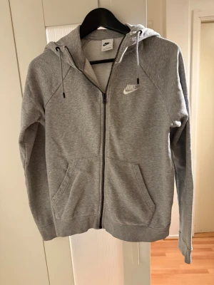 Nike-huvtröjor  - Säljer min jättefina Nike-huvtröja som är sparsamt använd och väl omhändertagen.
