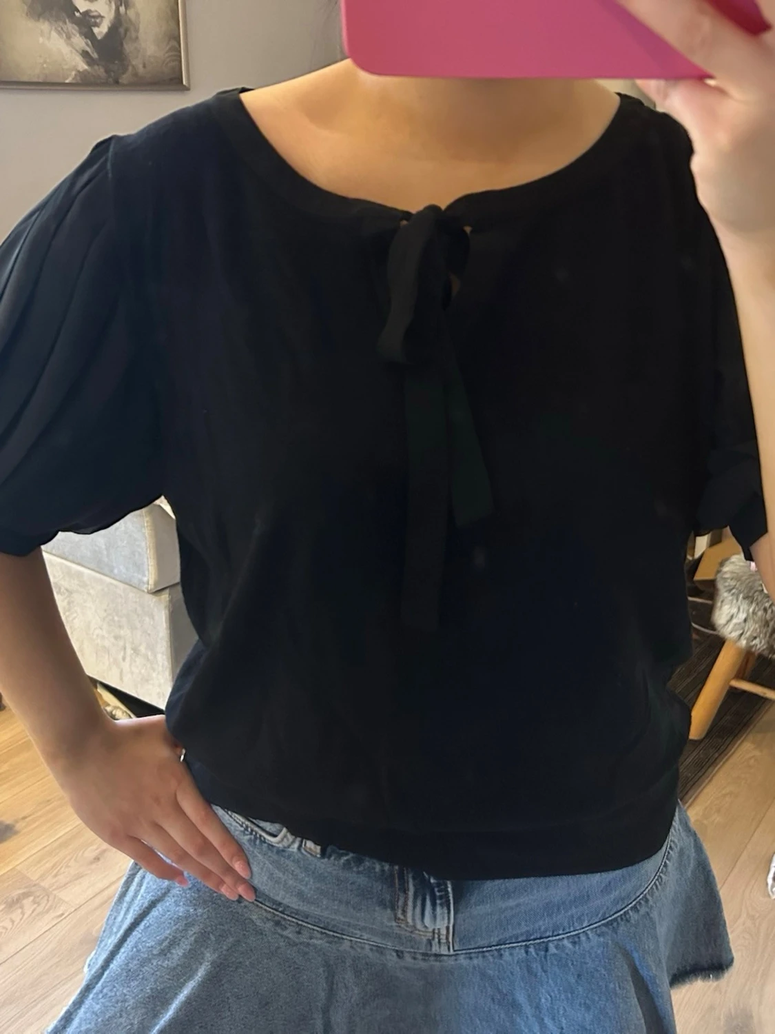 Svart blus med knyt och puffärm - 4