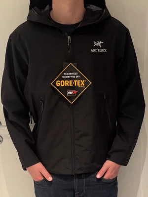 Arcteryx vindjacka  - Säljer en helt ny Arcteryx vindjacka, storlek: L, taggar finns, färg:svart. Perfekt nu till vintern och skidor eller till våren. 