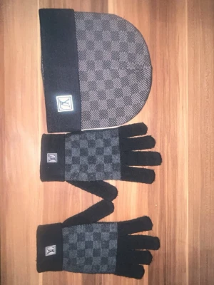 L.v set - L.v set med en mössa och vantar helt nya för ett billigt pris och top kvalité 