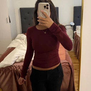 Gina Tricot soft touch crew neck top - Slimmad mörkröd långärmad topp med rund halsringning från Gina Tricot. Toppens material är mjukt och stretchigt, vilket ger en tight passform
