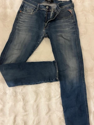 Blå Replay jeans slim fit - Hej! Jag säljer ett par Replay Jenas av modellen Anbass, storlek 34/34. Dem är väl använda så det finns lite slitningar på bild två, replay märket på fickan plus ett litet märke i skrevet men enkelt att fixa men går såklart fortfarande att använda! Hör av dig om du vill ha fler bilder eller diskutera pris. Mvh Colin