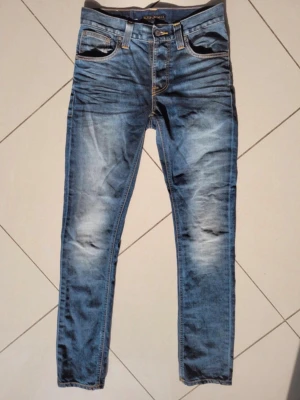 Nudie Jeans Grim Tim  - Säljer ett par nudie jeans grim tim i 28/32. Jeansen är i bra skick och är bara använda ett fåtal gånger. Skriv gärna om ni är intresserade. Svarar på allt och svarar oftast inom kort. Är öppen för byten