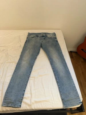Slim fit jeans - • använda en gång •stretchiga • storlek w34 32 •ljusblåa • tar gärna bud                                                                           