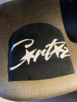 Corteiz mössa - En svart corteiz mössa