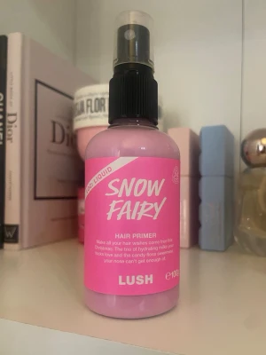 Oanvänd Snow Fairy Hair Primer 100g - Snow Fairy Hair Primer från Lush, 100g. En lättviktig primer med kokos- och havremjölk som återfuktar utan att tynga ner. Perfekt för att fräscha upp håret mellan tvättar. Den är helt oanvänd! 