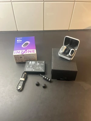 Sony inzone Buds  - Säljer Sony INZONE Buds – premium gaming-hörlurar för dig som vill ha snabb respons, grymt ljud och trygg affär. Hörlurarna är knappt använda då jag gick över till ett par andra headset. Köpt för 2790 kr.  • Extremt låg latens (USB-C-dongel – perfekt för FPS & online-spel)  •Aktiv brusreducering (ANC) • 360 Spatial Sound – hör exakt var allt händer i spelet •Lång batteritid – klarar långa gamingpass  •Kvitto finns ✅ (extra trygghet)  